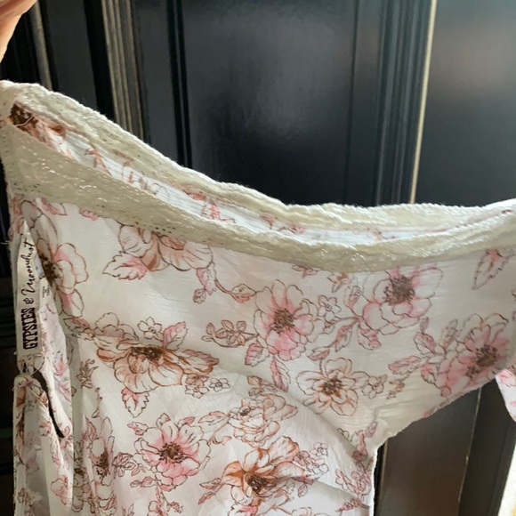 Flowered Cold-Shoulder Blouse - Picture 4 of 4